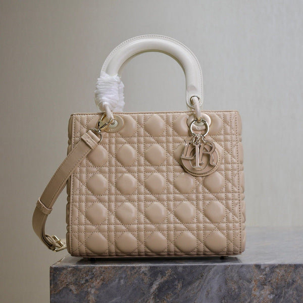 MEDIUM LADY BAG 24 IN POWDER BEIGE QUILTED MACROCANNAGE CALFSKIN METAL CHARM