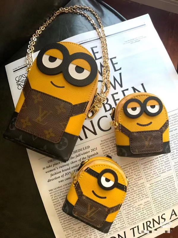 MINIONS CHAIN CROSSBODY BAG, MINI SIZE, CAN HOLD BANK CARDS, BLUETOOTH, KEYCHAIN, COIN PURSE, CHARM, COMES WITH CHAIN FOR CROSSBODY WEAR.