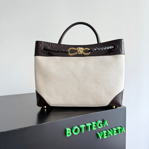 BOTTEGA VENETA 25S MEDIUM ANDIAMO 32 IN IVORY DARK BROWN CALFSKIN AND CANVAS