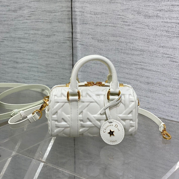 GROOVE 17 BAG IN WHITE MACROCANNAGE CALFSKIN WITH GOLD HARDWARE